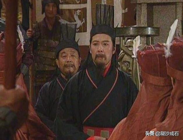 曹操煮酒论英雄:曹操青梅煮酒论英雄，独独看好刘备的依据是什么？