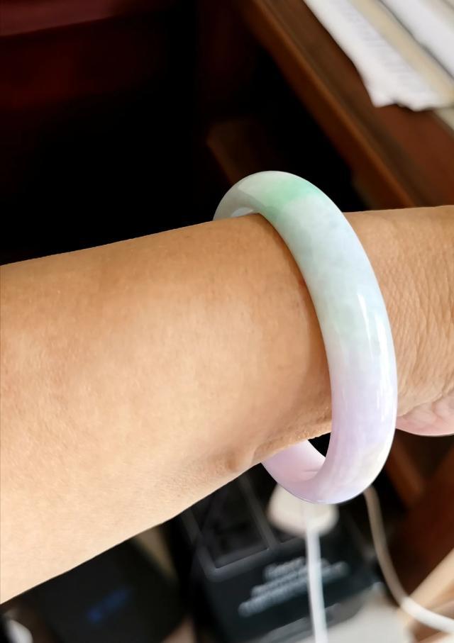 晒晒我带了5年的翡翠手镯,2009年买的手镯，大家看看怎么样？