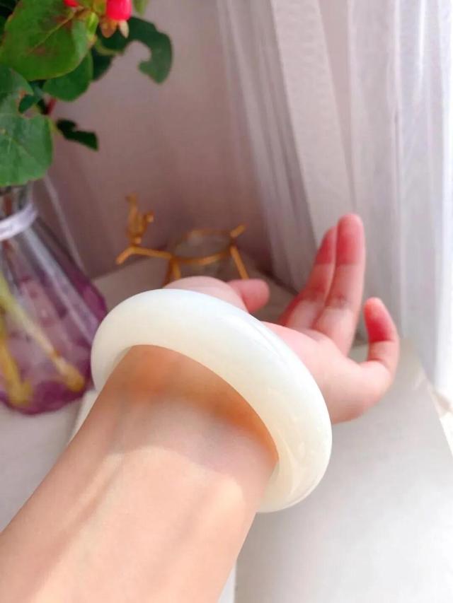 怎样识别玉镯的真假,真玉镯和假玉镯谁容易碎？该怎么分辨？