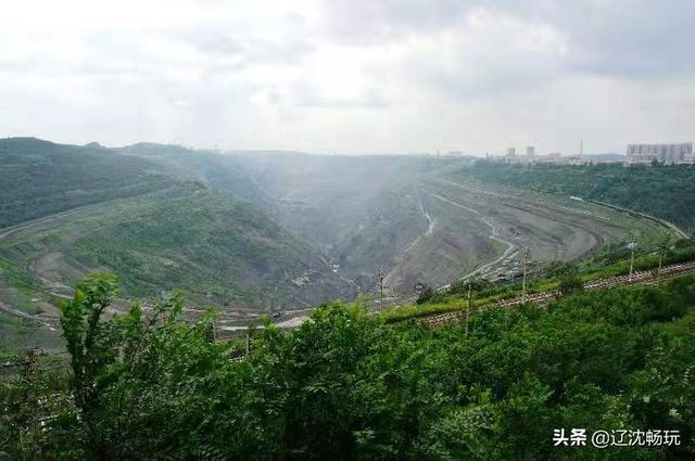 抚顺西露天矿大坑简介，阜新和抚顺谁是中国最大的露天煤矿谈谈您的看法