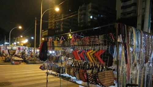 我要摆地摊卖衣服,怎样招揽顾客？有什么技巧啊？