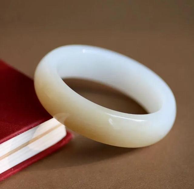 一般羊脂玉手镯价格是多少,这支俄料巴沙糖3500值得入手吗？