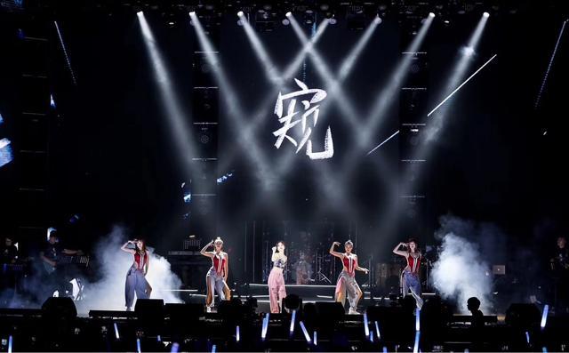 冯提莫含吊图:冯提莫开演唱会、发专辑，她现在已经是一名歌手了吗