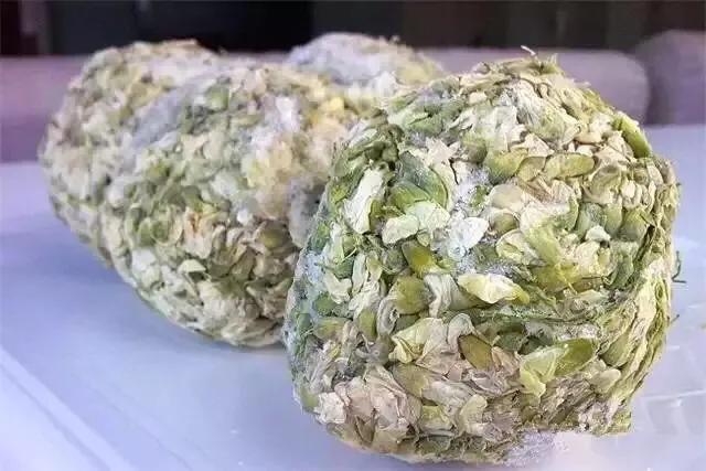 槐花香:又是一年槐花香。说一说农村的槐花如何吃才好？都有哪些做法？