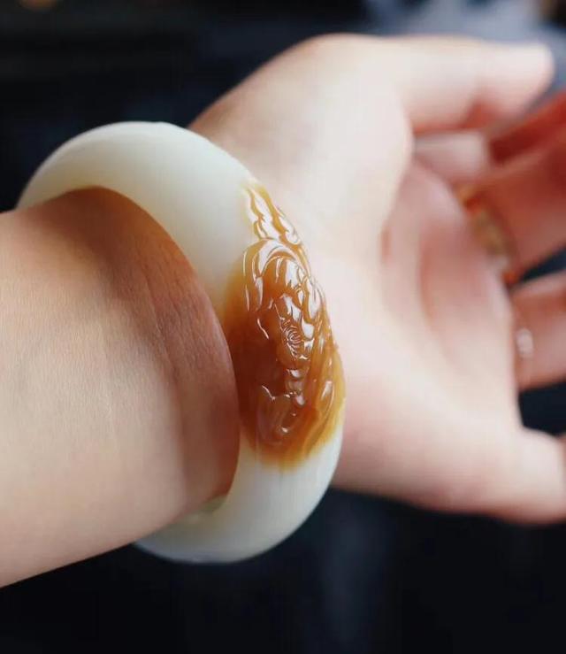 玉镯大小合适还是稍大一点好,手镯贴手好还是大一点好？