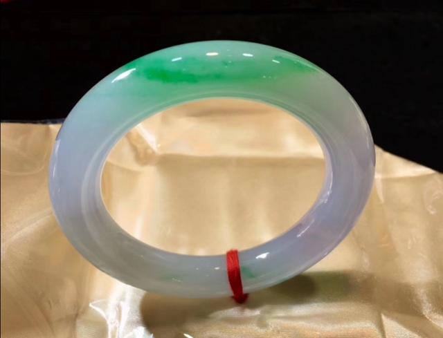 晒晒我带了5年的翡翠手镯,2009年买的手镯，大家看看怎么样？