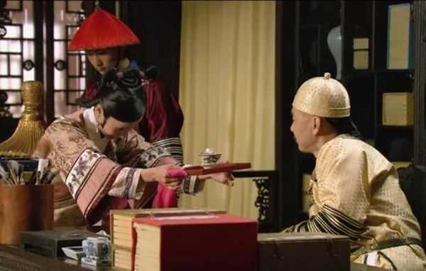华妃找不到合适的人向皇上打探消息时，周宁海为何建议让颂芝过去？