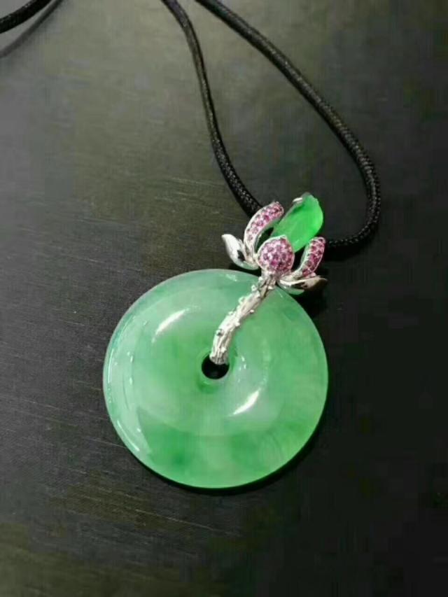 翡翠是玉的一种吗,请问这是玉还是翡翠？怎么样？