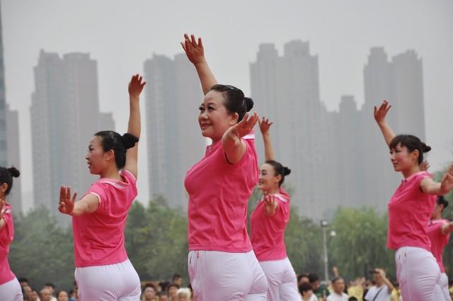 对于有些人来说,跳广场舞已经成了他(她)们的一种娱乐项目,因为此项