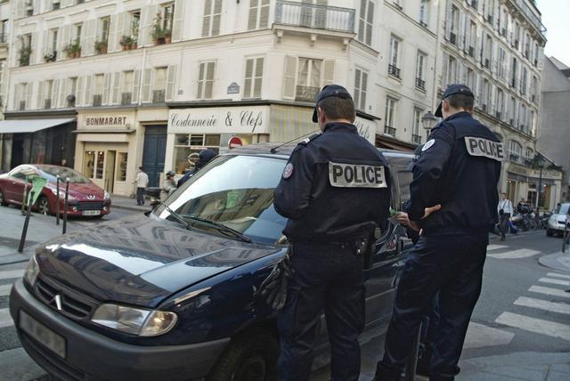 巴黎恐袭案审判开始，法国发生激烈交火事件，冲突双方是车臣人和北非人，怎么回事