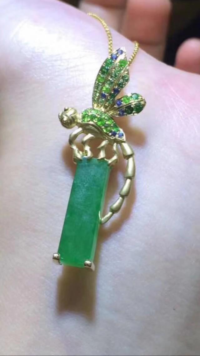 翡翠是玉的一种吗,请问这是玉还是翡翠？怎么样？