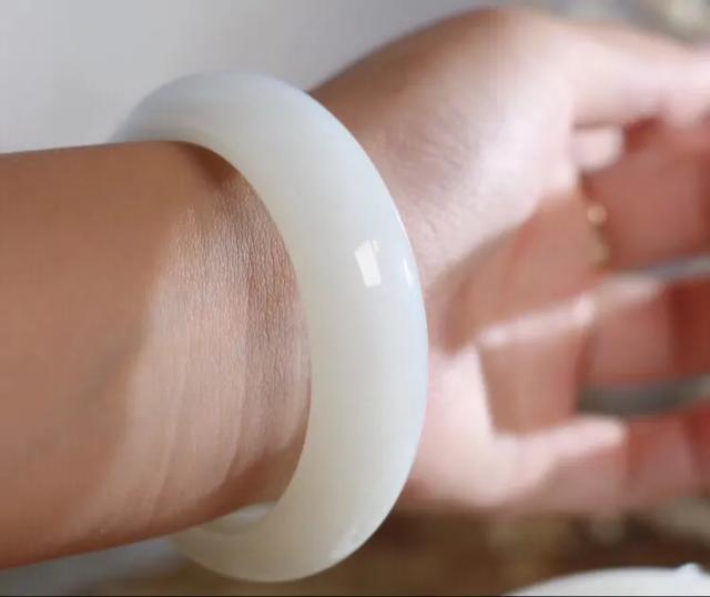 和田玉青白料手镯多少钱,正宗野牛沟白玉手镯多少钱？