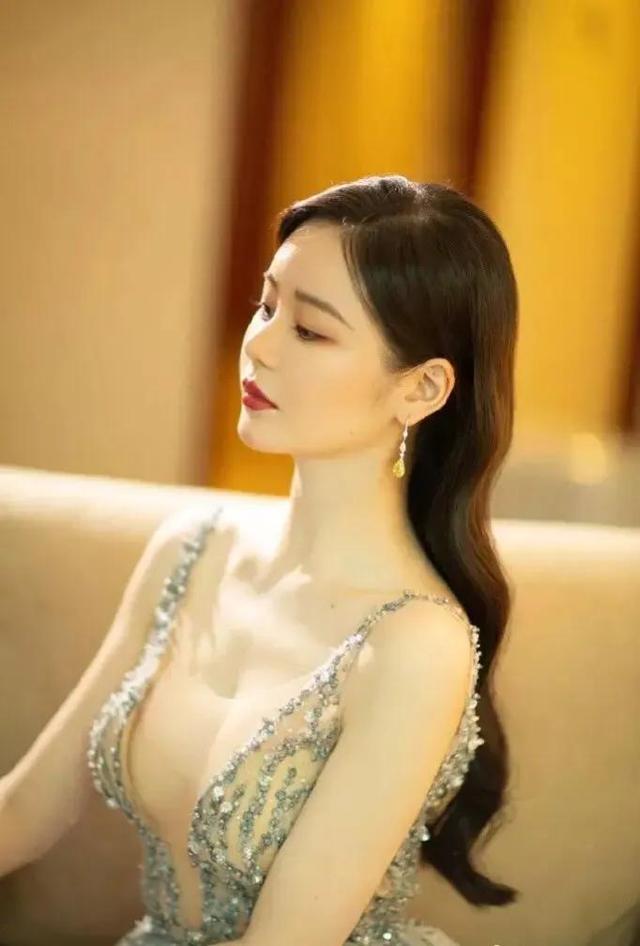 晶女郎:历届“晶女郎”各有千秋，邱意浓会是下一个邱淑贞吗？