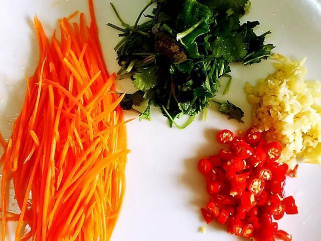 红萝卜怎么烹饪才好吃，胡萝卜怎么做好吃，凉菜？