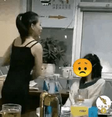 女生被群扇耳光:四川乐山女生遭7名未成年人欺凌，是什么原因？该怎么维权？