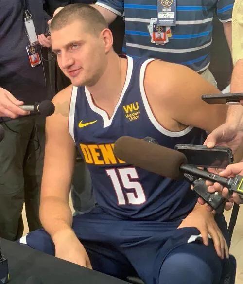为什么行走的五花肉约基奇能立足nba一般来说这种职业球员很少有这
