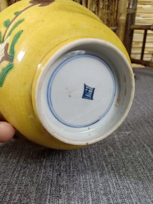 头条问答 请帮忙看一下是否是老瓷器 这是过去皇帝用的吗 37个回答