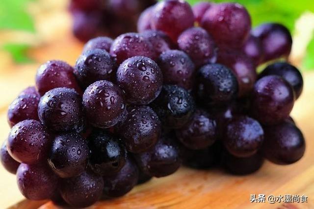 用葡萄怎么制作葡萄酒，采摘葡萄的季节快要来了，自己做葡萄酒该怎么做