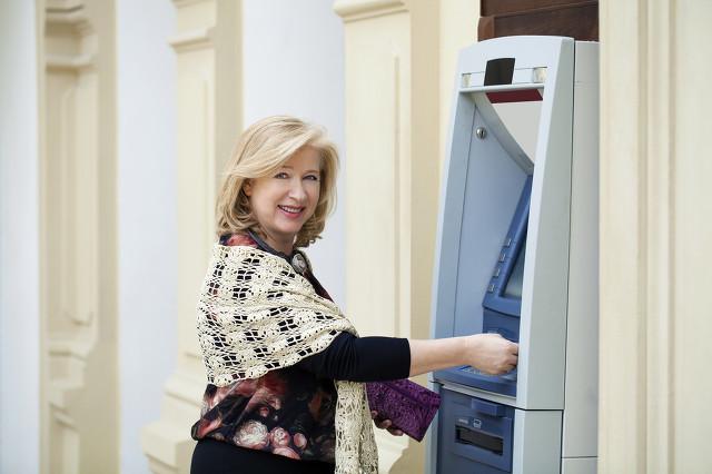 老年人在银行存款，是存定期一年的好，还是存定期三年以上的好？插图9