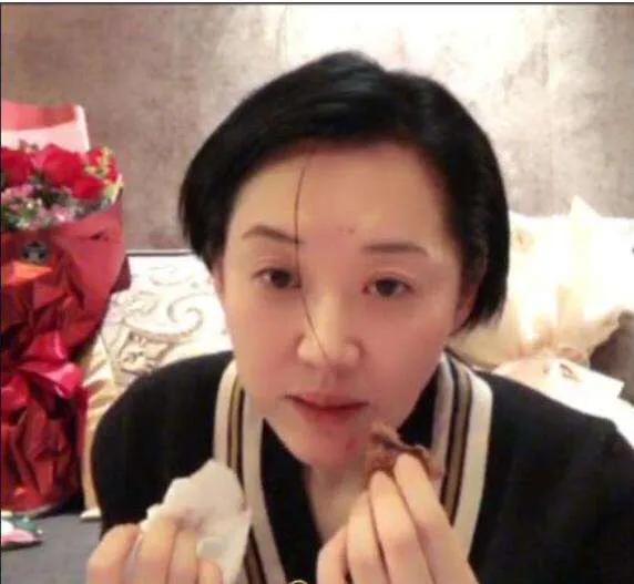 卸完妆眼睛里有红血丝:卸完妆眼球很多红血丝是怎么回事 女明星们卸掉眼妆后的差别究竟有多大？