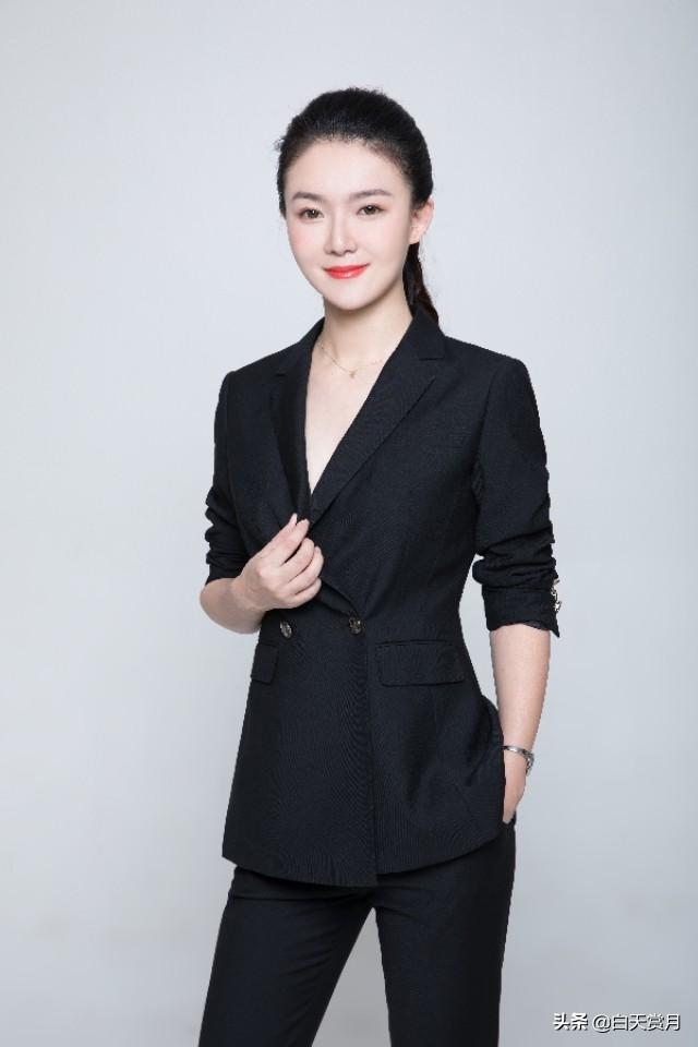 年轻的女生拍照没有经验,想拍全身照。怎么培养镜头感？