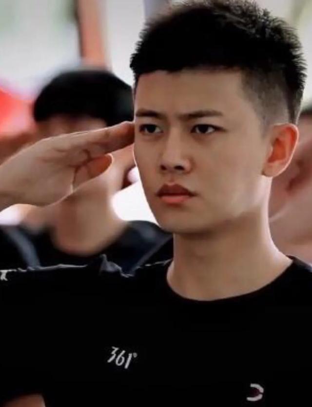 严宽图片:有没有哪些颜值一眼万年的明星