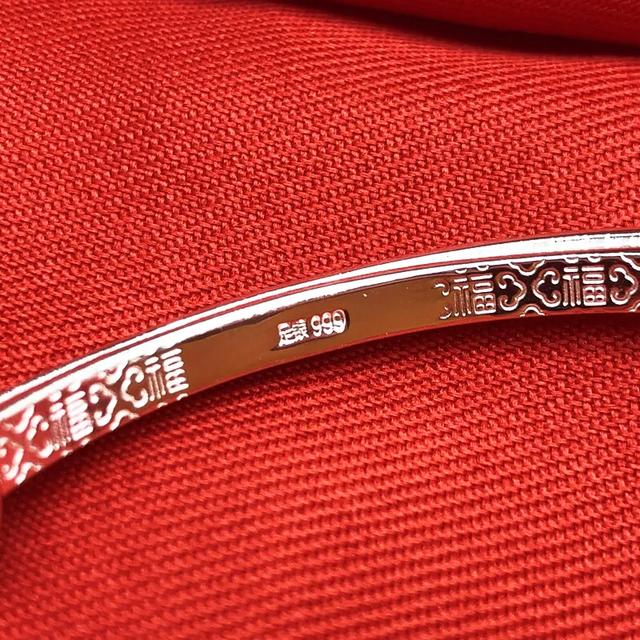 几十块钱的岫玉是真的吗,商场里的玉100多的都是真的吗？