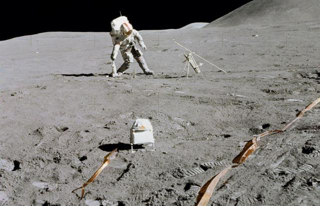 月球的存在很诡异，​宇航员从月球上回望地球为何会恐惧月背发现“石碑”是真的吗