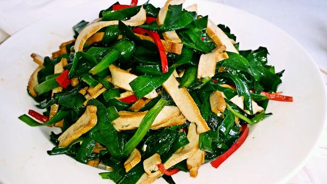 哺乳期食物过敏怎么办:哺乳期食物过敏可以哺乳吗 哺乳期宝妈吃的东西会影响宝宝吗？