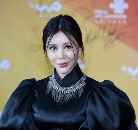 巩新亮低胸:有没有哪个女明星刚出道很美，但很快就长老长残了的？