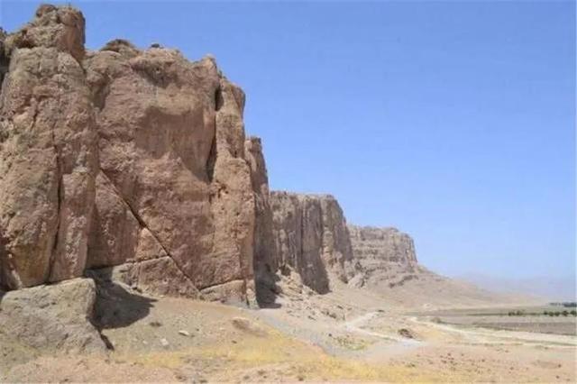 新疆神秘失踪事件，5万大军沙漠中消失，千年后神秘洞穴找到答案，他们去哪了