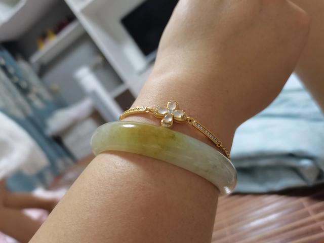 翡翠手镯估价,花同样的钱买翡翠，手镯和挂件哪个更保值？