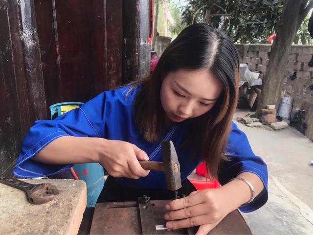 带银饰品的好处,带金首饰好还是银首饰好？