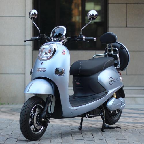 小龟王电瓶车上牌不需要驾驶证,驾驶电动车不需要驾驶证的,因为电动车