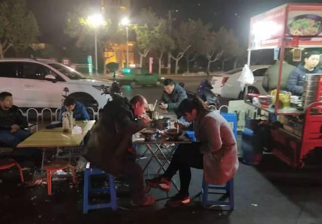 路边摊为何屡禁不止？