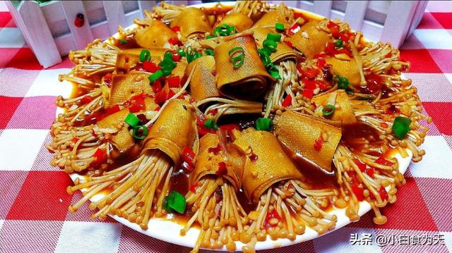 精选优质答案:金针菇切成指头长短的段,香菇切丝,芹菜 也切段,半个红