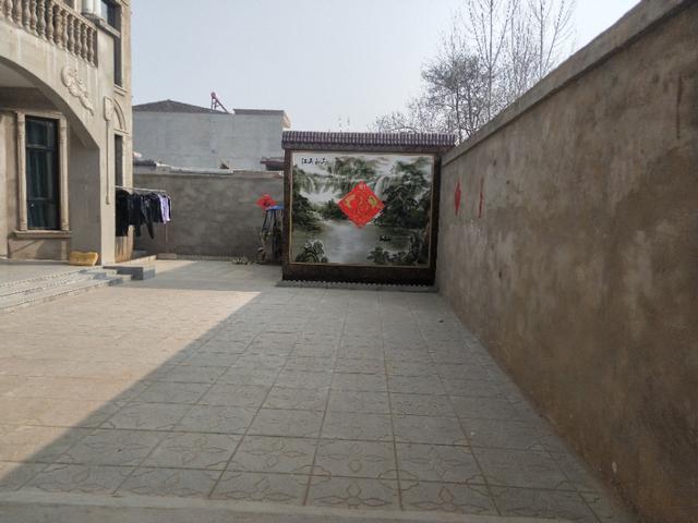狗屋 出口:农村自建房、车库门外左右两边分别建鱼缸和狗屋适合吗？