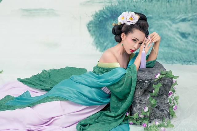 举目江如画,伸手可摘星辰。是什么意思？