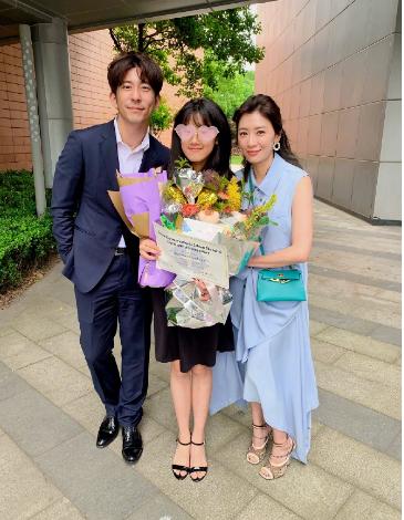 贾静雯孙志浩:贾静雯带修杰楷参加大女毕业典礼并与前夫孙志浩合影，你怎么看？