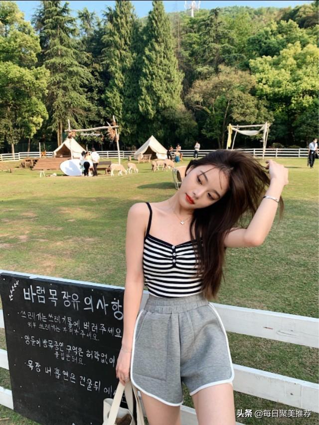 女孩平胸,夏天穿短袖会觉得尴尬吗？