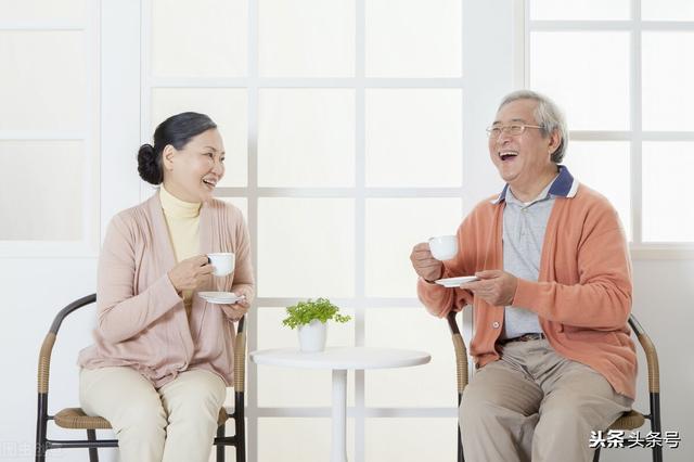 国庆晚会上亲吻的老夫妻:50多岁的夫妻，是分房睡好，还是不分房睡好，分房睡正常吗