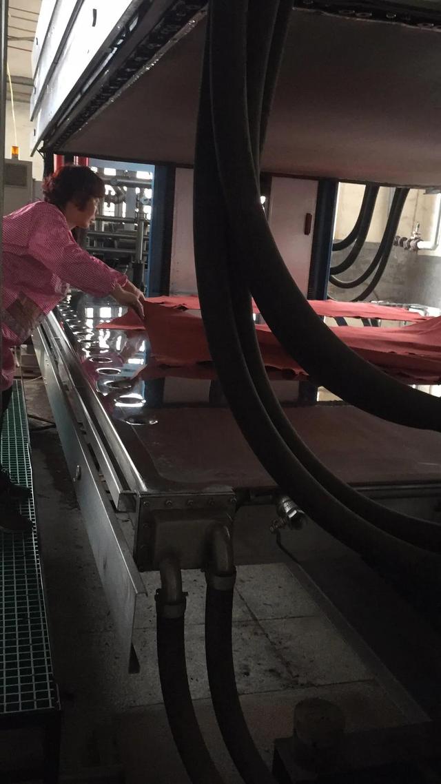 玉石真皮假皮怎么区分,在购买真皮皮衣时，如何识别皮衣真伪？