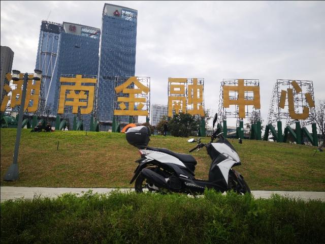 为什么踏板摩托车比骑式车贵？