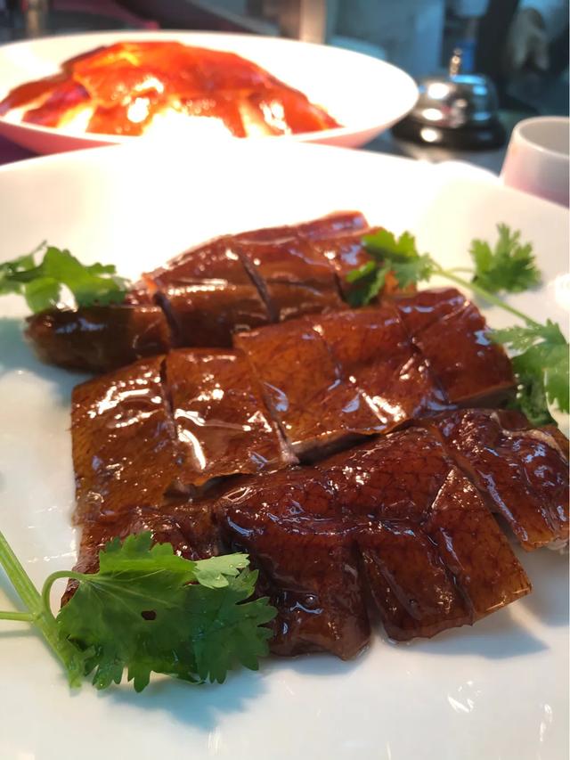 北京烤鸭哪里好吃，北京烤鸭大董好吃呢还是便宜坊的好吃？