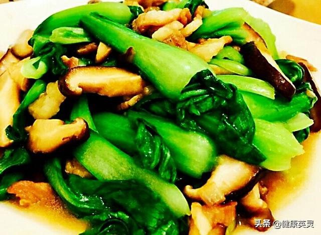 香菇青菜的正宗做法是什么，香菇炒青莱怎样做青菜还是绿油油的