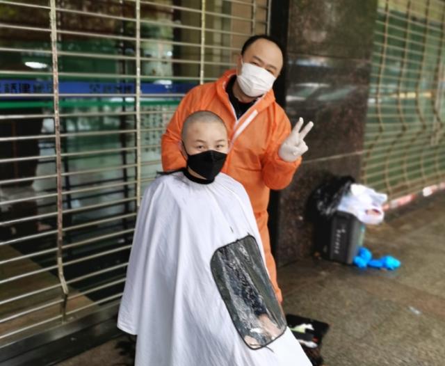 胡歌翻牌医护粉丝:岳云鹏和胡歌机智回应护士小姐姐喊话，你怎么看？