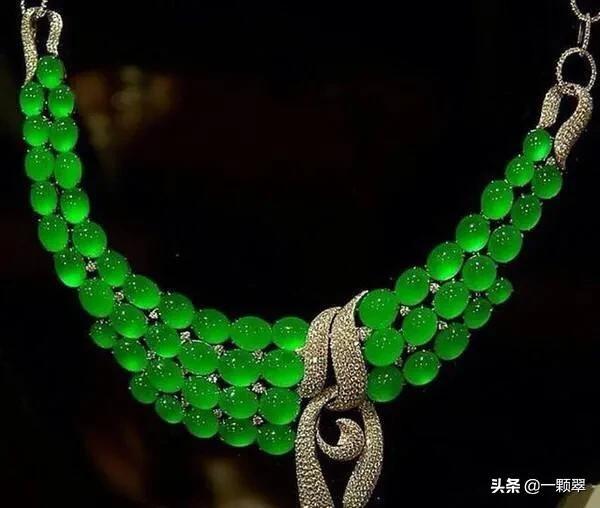 翡翠果冻底是哪个级别,刘晓庆的翡翠到底是什么档次，大家知道么？