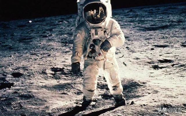 太空行走第一人:宇航员在月球上为什么跳着走？