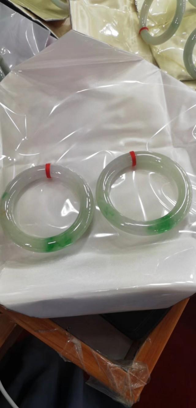 玉手镯a货是什么意思 ,麻烦懂玉的朋友帮我看看是不是a货？