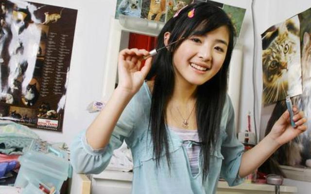 张含韵年龄:超女张含韵发展现状如何，与彭冠英到底是什么关系？